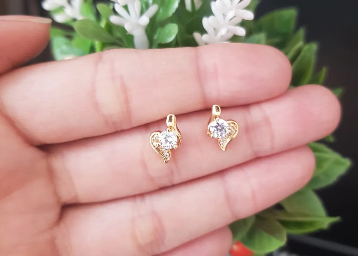 Brinco pequeno de zircônios folheado a ouro 18k Imagem