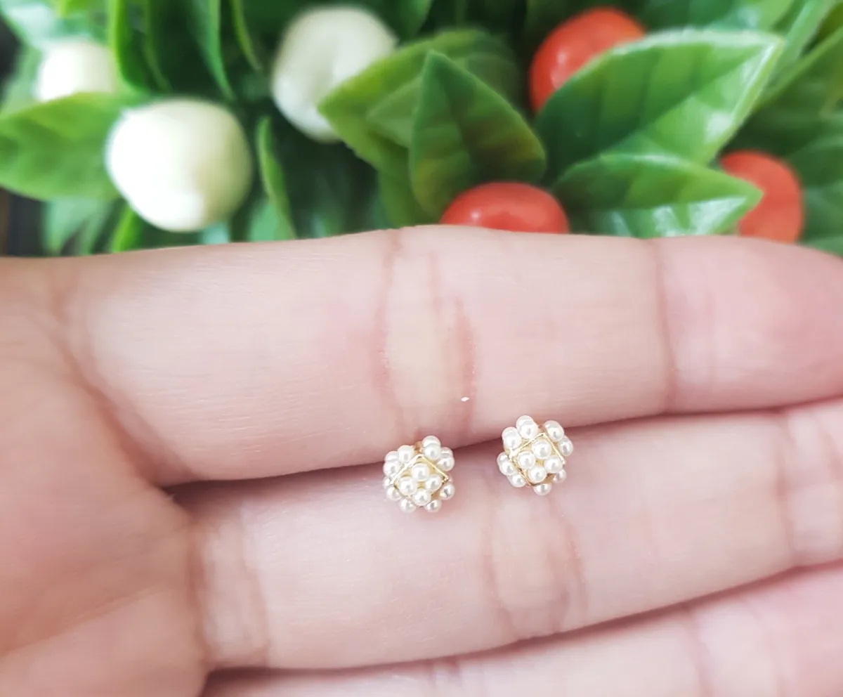 Brinco infantil de pérola shell folheado a ouro 18K Imagem