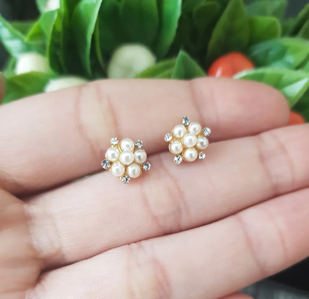 Brinco infantil  florzinha com zircônios folheado a ouro 18k. Imagem