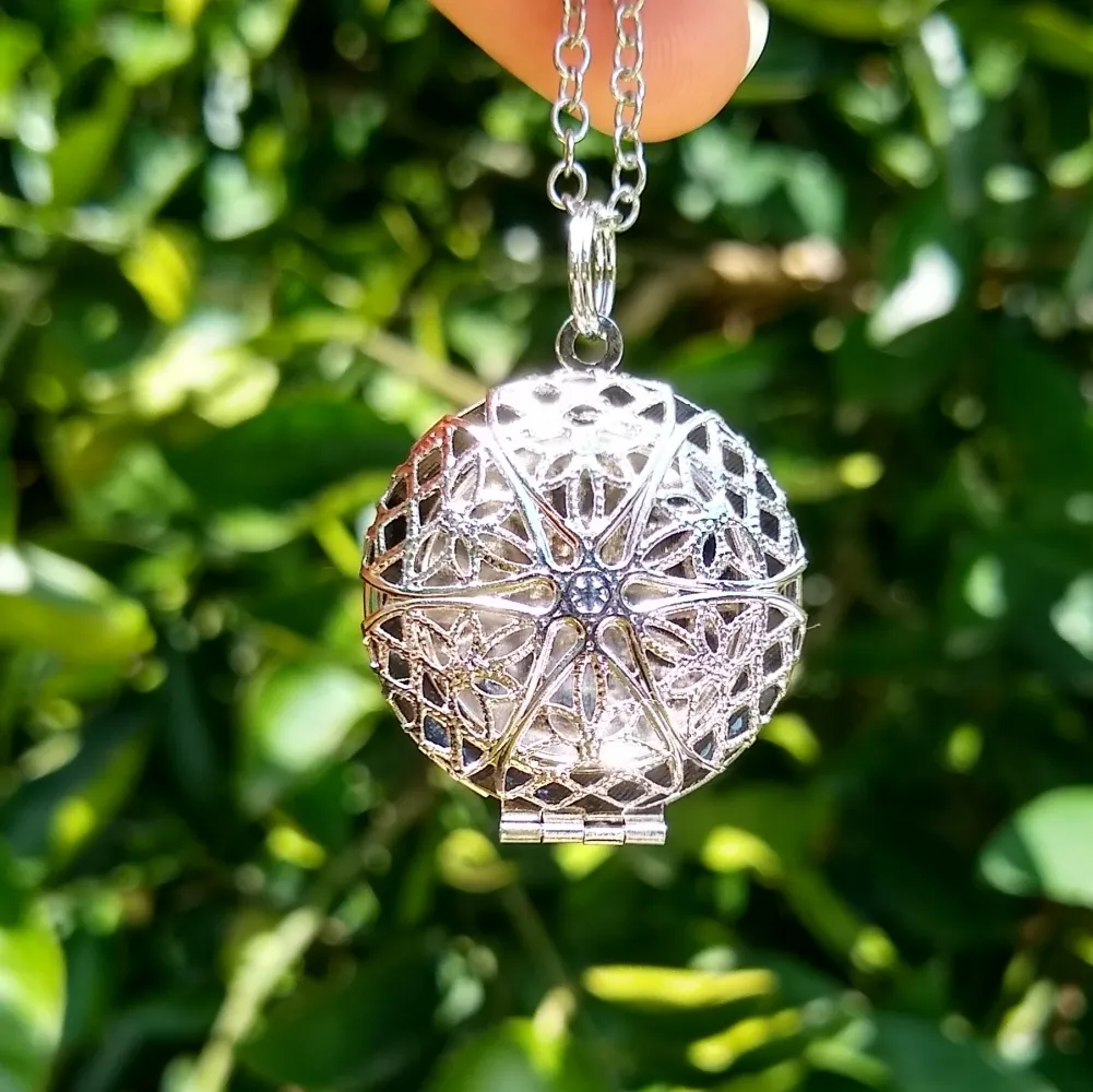 COLAR DIFUSOR PESSOAL RELICÁRIO PARA AROMATERAPIA PRATEADO - R86 