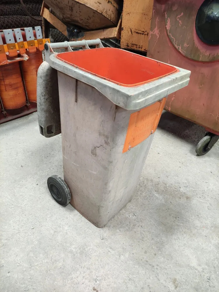 Lixeira com rodinhas 130 L - Cód. 1524