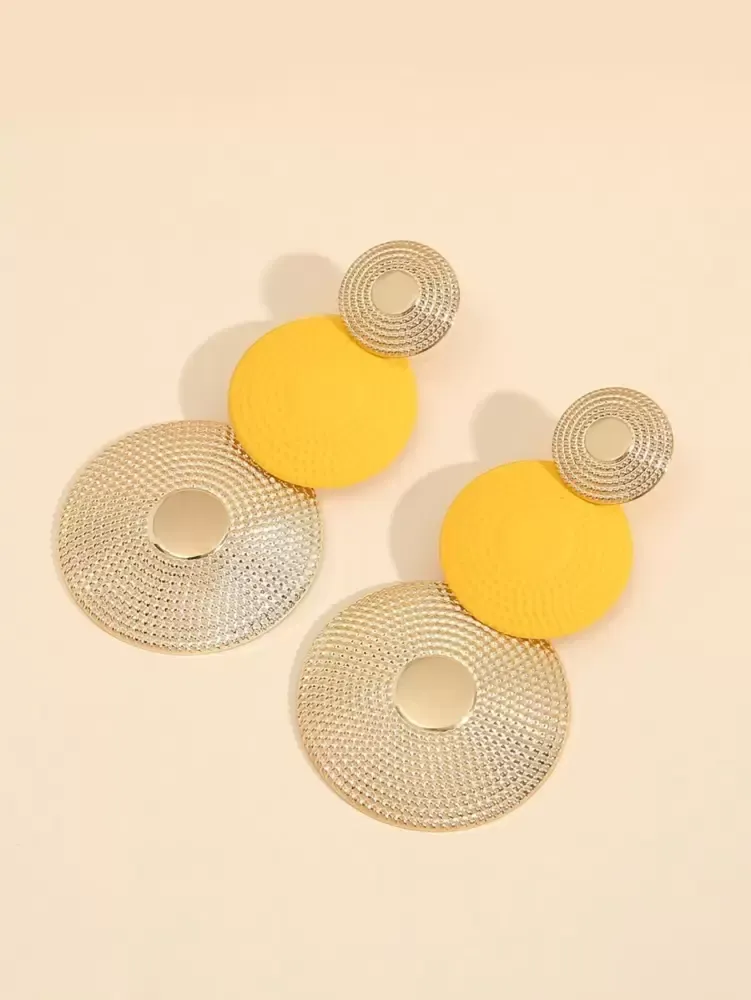 Brincos com pingente geométrico texturizado