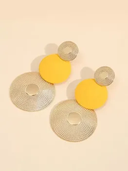 Brincos com pingente geométrico texturizado