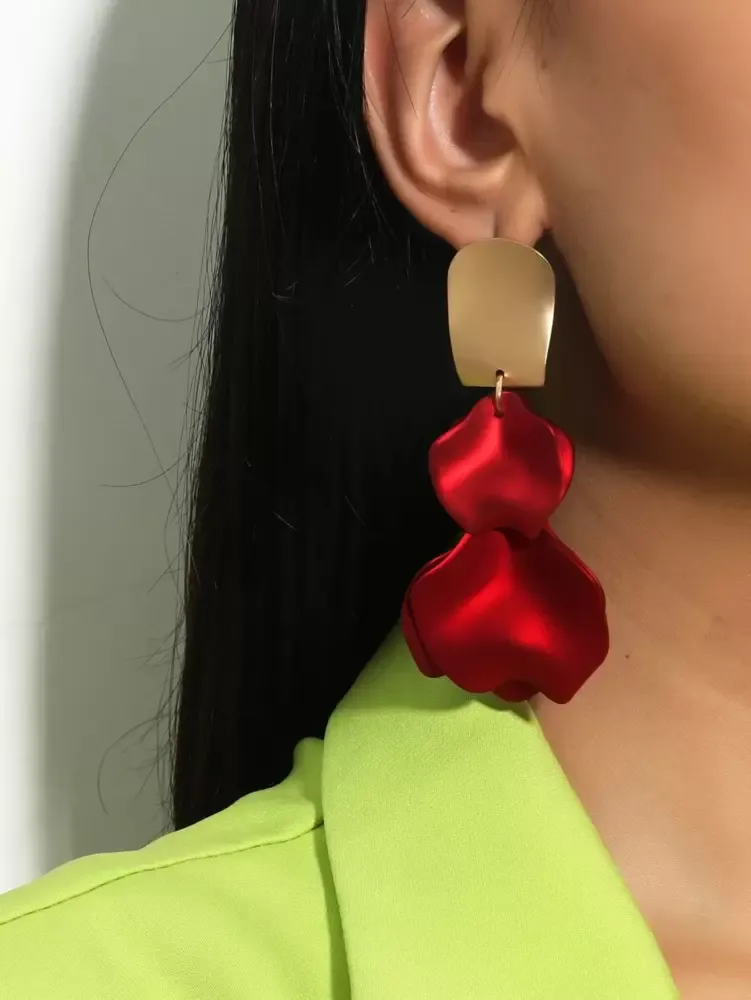 Brincos de gota com design de pétalas