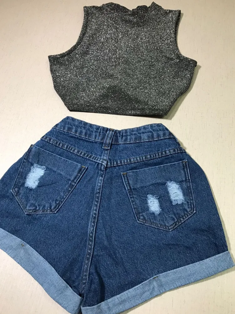 Conjunto Short Jeans Feminino com Cinto e Cropped Gola Alta Lurex Imagem
