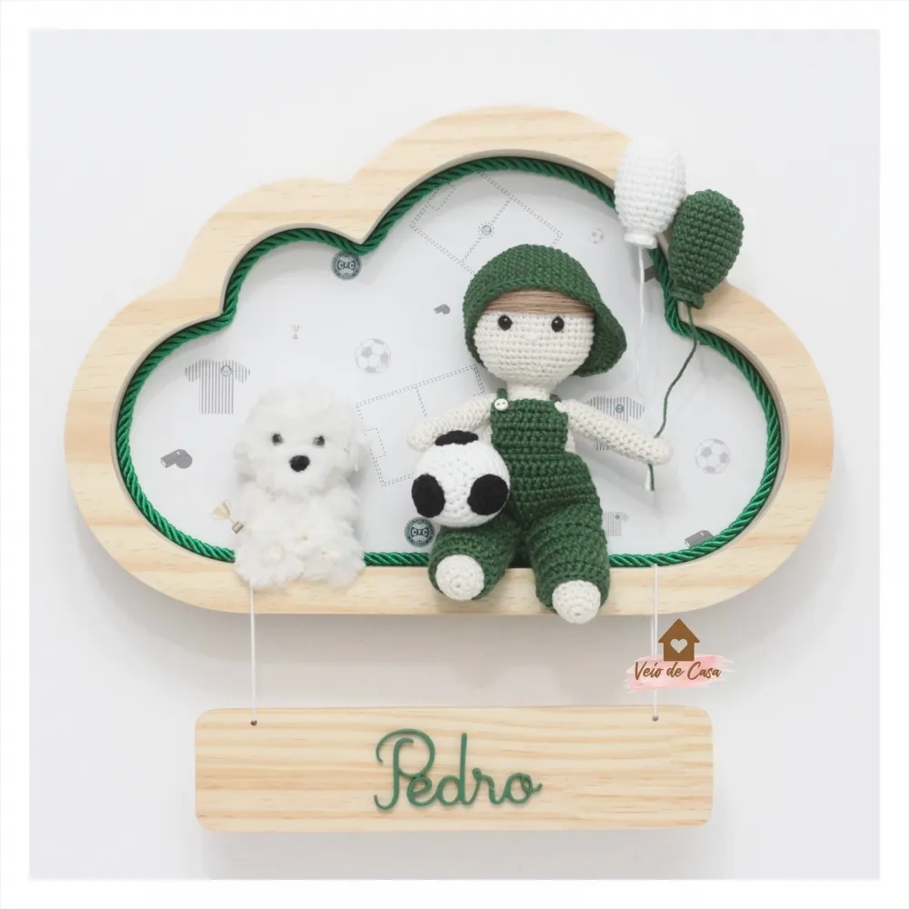 Menino com Pet e Bola de Futebol - Nuvem M - Porta Maternidade Imagem