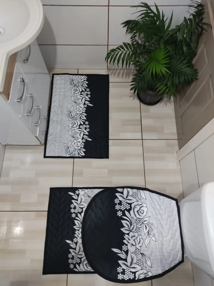 Jogo de Tapetes de Banheiro Emborrachado Com 3 Peças - Branco e Preto Com Flores