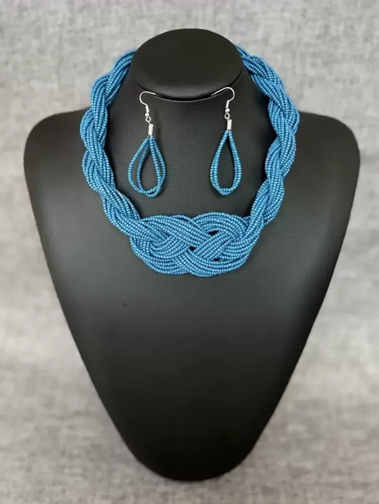 Colar em camadas de miçangas e brincos de gota