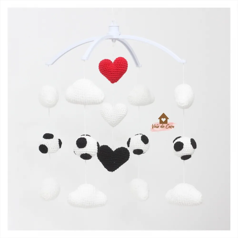 Móbile Bolas de Futebol + Nuvens + Corações