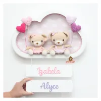 Ursinhas - Irmã mais Nova - 4 corações - Nuvem G  Branca - Porta Maternidade