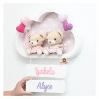 Ursinhas - Irmã mais Nova - 4 corações - Nuvem G  Branca - Porta Maternidade - Foto 2