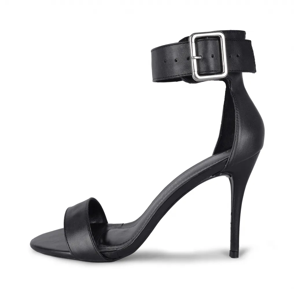 Sandália Emma Preta de Tiras com Atacador e Numeração Especial