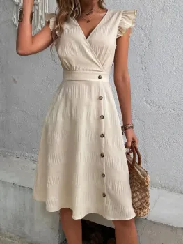 Vestido pescoço de sobrepeliz acabamento de babados detalhe do botão