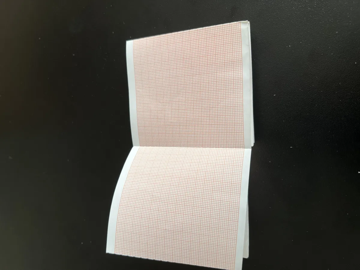 PAPEL TERMOSENSÍVEL P/ ECG CM-300 TITS 80mm x 70mm x 200 folhas - PACOTE COM 10 BLOCOS Imagem