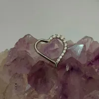 Argola CORAÇÃO Pontinha  em Titânio 1.2mm com Pedra Cravejada  TIT15 - Foto 2