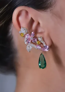 Brinco Ear cuff flor pedras micro zircônias e cristais antialérgico semijoia de luxo pingente formato gota veste bem leve e confortável. 