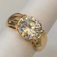 ANEL DE LUXO CRAVEJADO COM ZIRCÔNIA OVALADA CRISTAL – BANHADO A OURO 18k