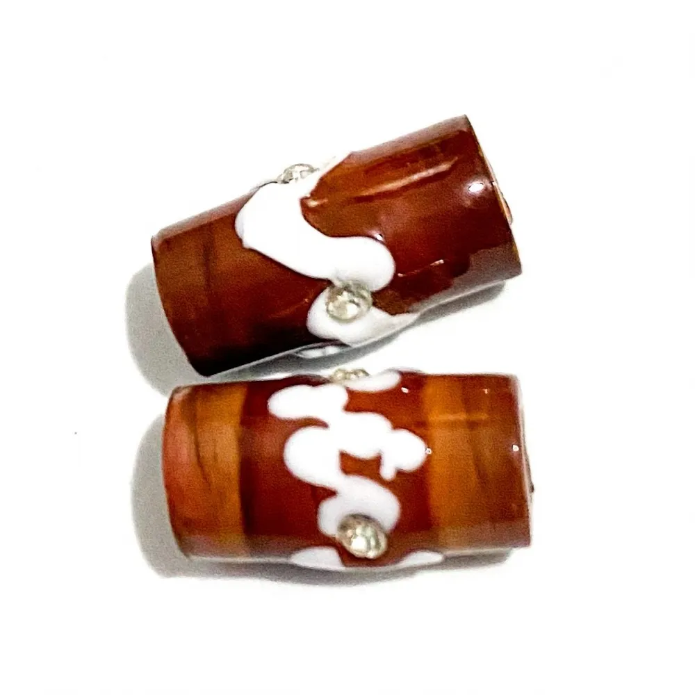 Firma de murano Strass G Marrom e Branca Imagem