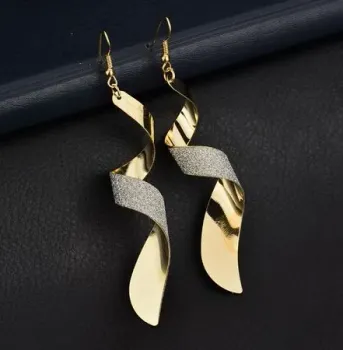 BRINCO LONGO DE METAL DOURADO BANHADO A PRATA - Foto 2