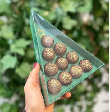 Cx. 10 bombons Triângulo - C/ Berço - Tampa Transparente e fundo Cartonagem