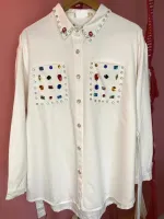 CAMISA JEANS ALONGADA BRANCA COM PEDRARIA - TAMANHO P - Foto 4