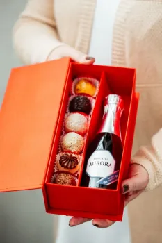 P/ Bebida (Baby Chandon) + 06 Bombons - Livro  - dentro e fora mesma cor