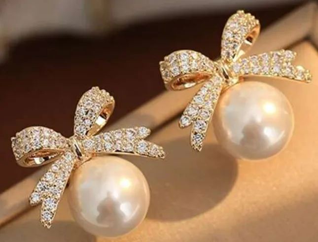 Brincos de orelha strass arco & design de pérola falso