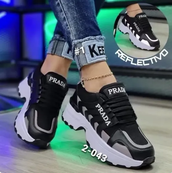 Sapatos esportivos respiráveis para mulheres, cabeça redonda, fundo grosso, laço frontal, malha, vulcanizada, novo, 2023 Imagem