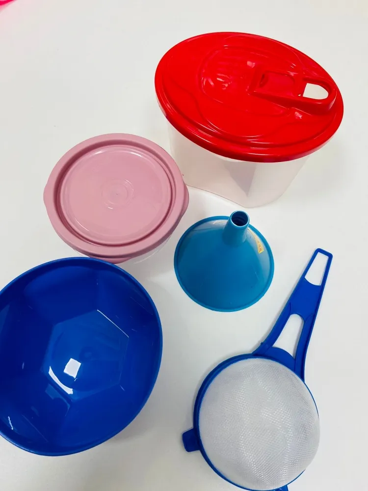 Baú dos materiais não Estruturados ( Ex: peneira, funil, bacia, panela, prato, teclado sem fio, mouse, controle remoto, telefone etc.) Imagem