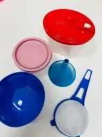 Baú dos materiais não Estruturados ( Ex: peneira, funil, bacia, panela, prato, teclado sem fio, mouse, controle remoto, telefone etc.)