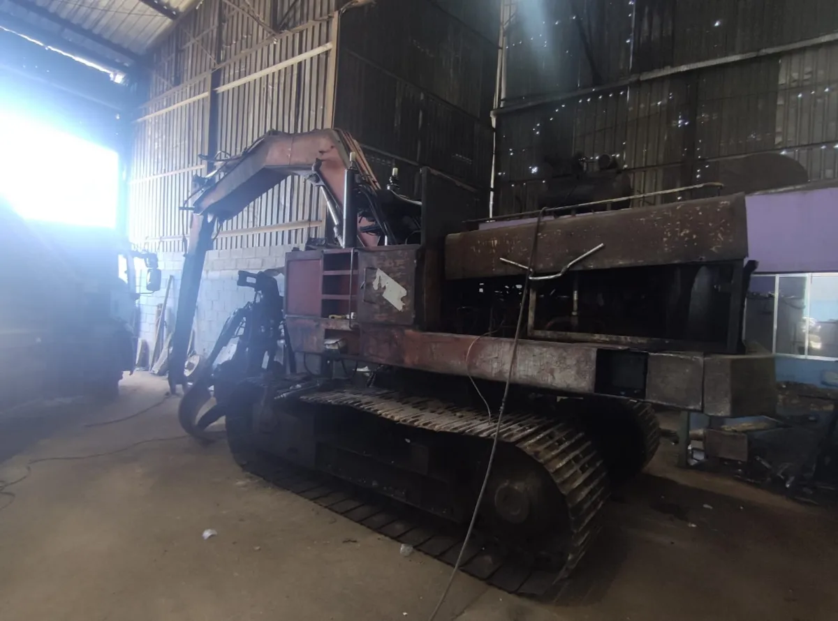 Escavadeira de esteira Case Poclain 80 cr com garra sucateira - Cód. 1593