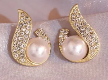 Brincos com decoração de strass e pérolas artificiais