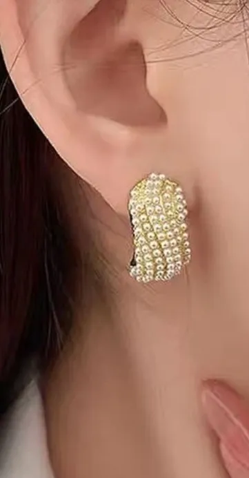 Brincos falsos com decoração de pérolas Imagem