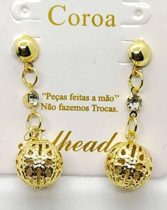 par de brincos femininos dourados pequenos bola vazada em bijuteria folheada a ouro Imagem