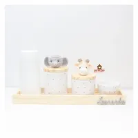 Safári - Kit Higiene Poá - 5 peças - Bandeja Madeira - Elefante + Girafa - Foto 2