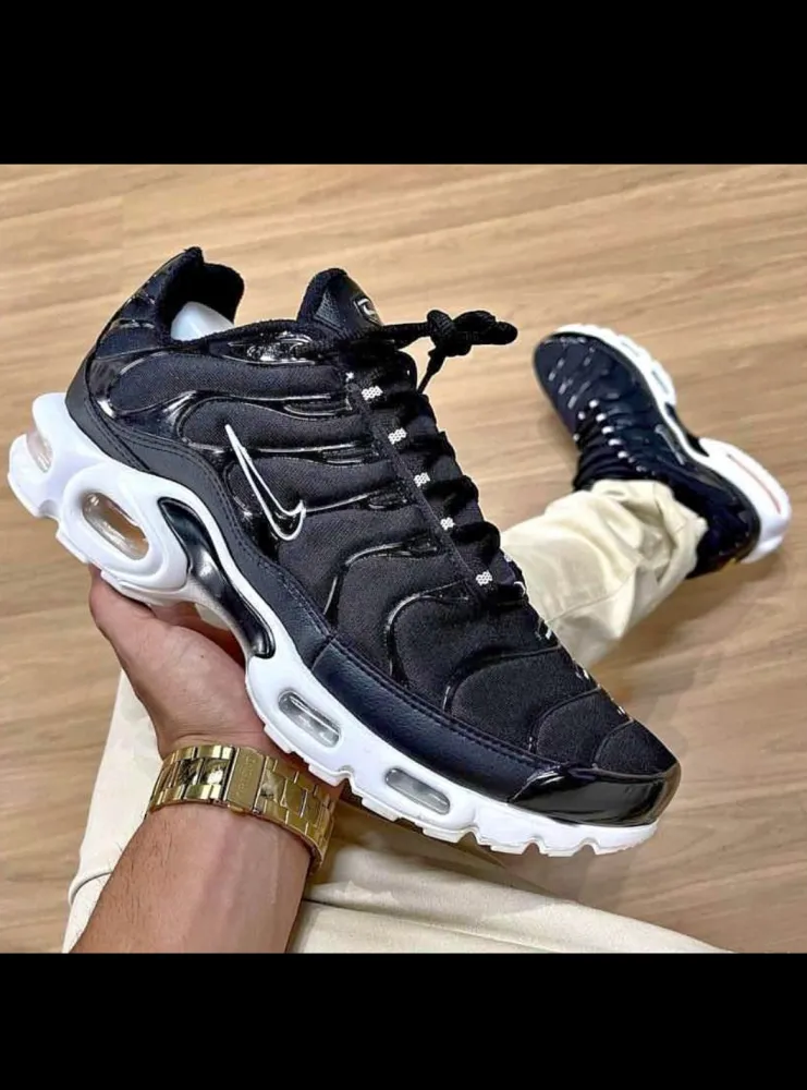 NIKE AIR MAX TN ( Preto com o solado branco )