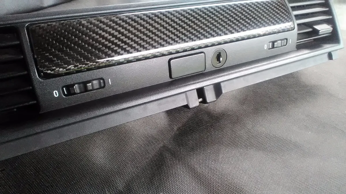 Detalhe superior do porta-luvas BMW E36 (Coupe/Sedan)