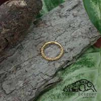 Argola Clicker em TITÂNIO PVD GOLD MARTELADA Frontal 747 - Foto 2