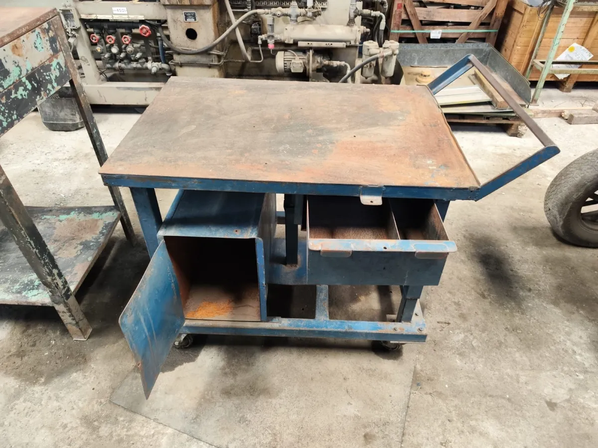 Carrinho porta ferramentas com gaveta e armario - Cód. 105