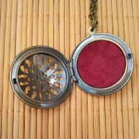 COLAR DIFUSOR PESSOAL RELICÁRIO PARA AROMATERAPIA MANDALA FLOR OURO VELHO - R114 - Foto 2