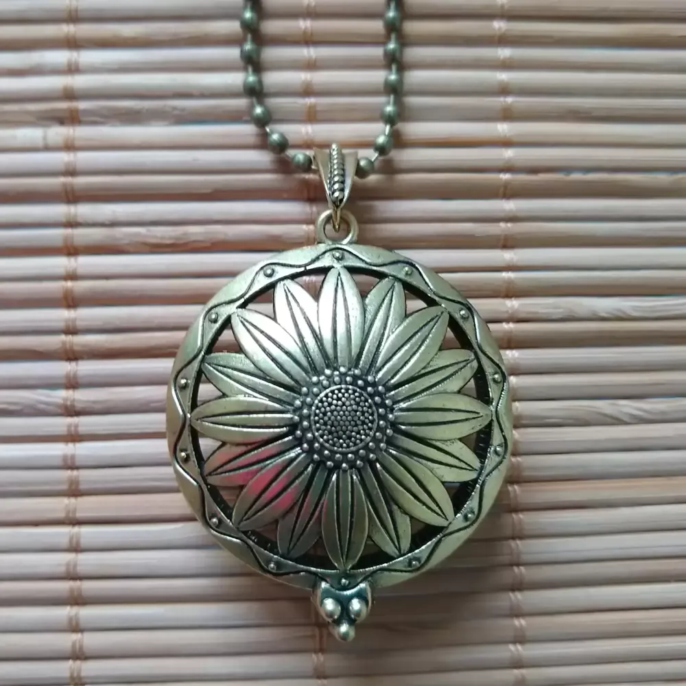 Colar Difusor Pessoal Relicário Para AROMATERAPIA FLOR OURO VELHO - V115 Imagem