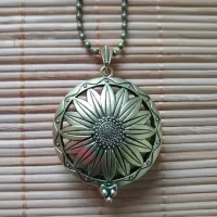 Colar Difusor Pessoal Relicário Para AROMATERAPIA FLOR OURO VELHO - V115