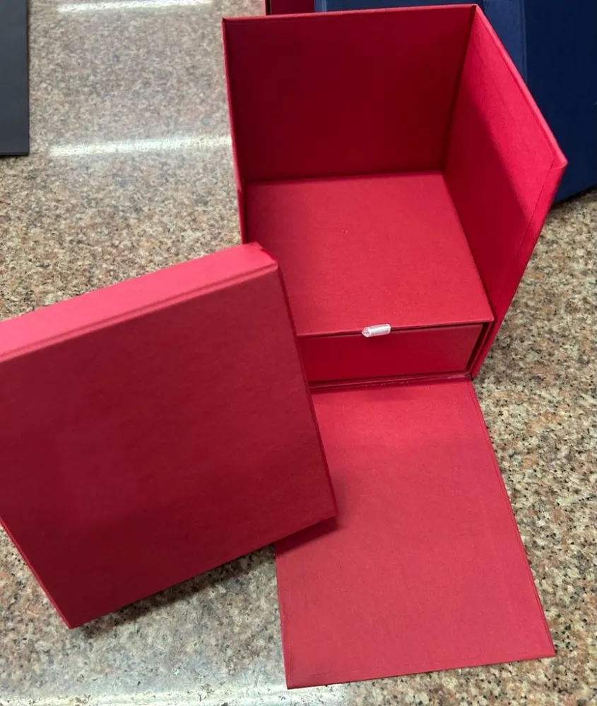 Cx. P/ Bolo C/ Gaveta - Cenário 12,5 x 12,5 x 15,0 - C/ Caimento na Frente