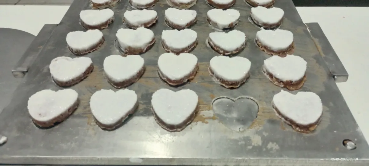 Cortador Para Marzipan e Doces Delicados em Formato de Corações, para 25 Doces de 3,5x5,5x1 cm - KIT com 6 Peças - Modelo CBCO3555/25