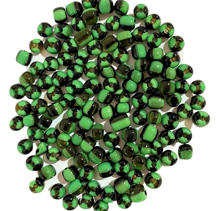 Missanga de vidro verde e preto 6/0  - 4mm Imagem