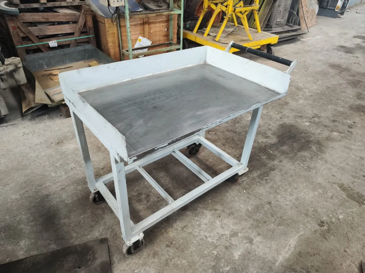 Carrinho para trasnporte com tampo em aço inox - Cód. 154 