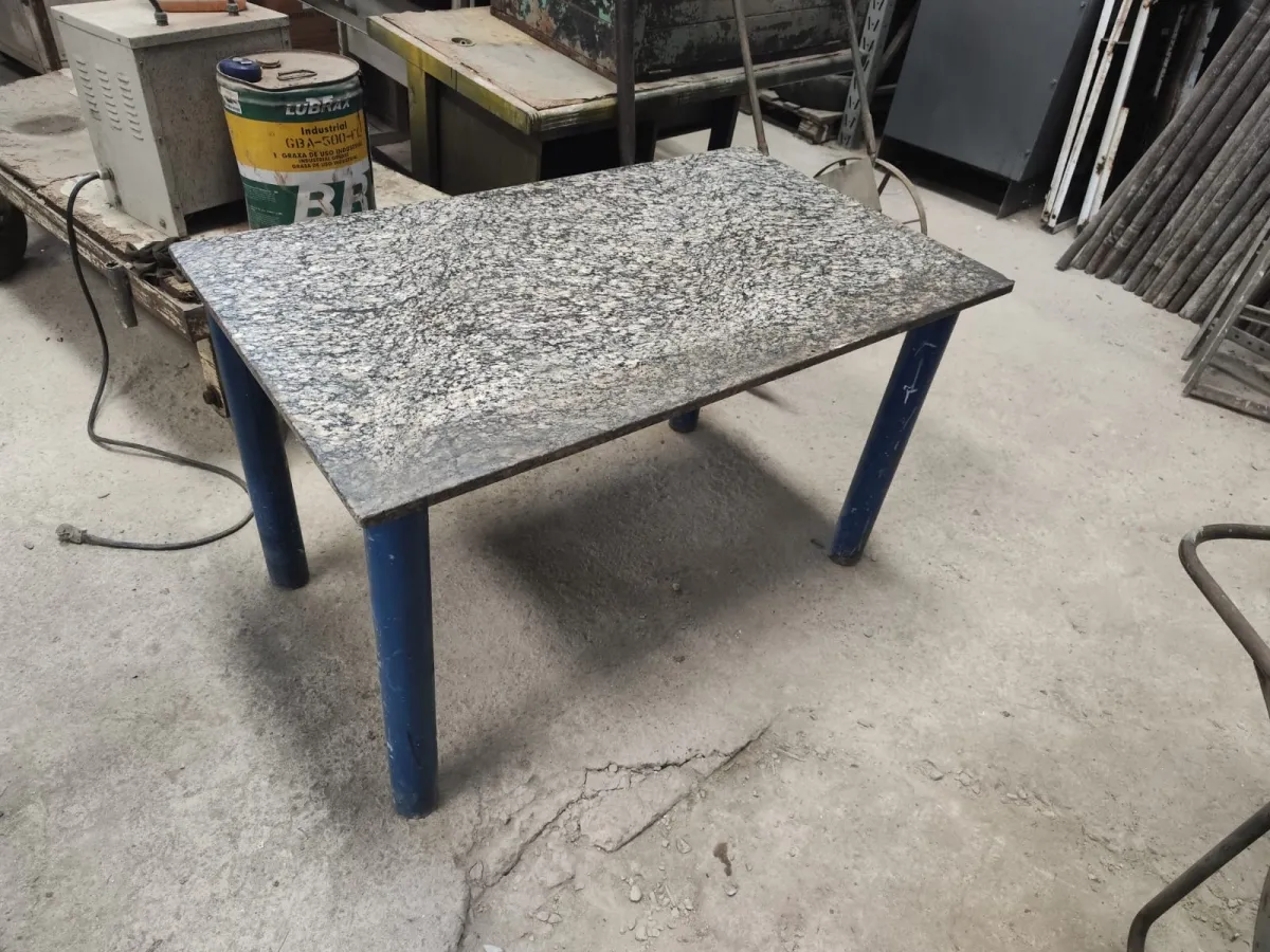 Mesa com tampo de mármore - Cód. 167