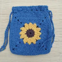 Saquinho/bolsinha de Crochê Girassol Azul Jeans (M) 025