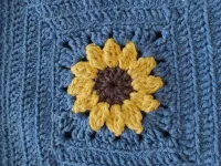 Bolsa de Crochê Alça Transpassada Girassol/Margarida Jeans (P) 020 - Foto 3