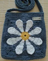 Bolsa de Crochê Alça Transpassada Margarida Cinza Chumbo (P) 027 - Foto 3